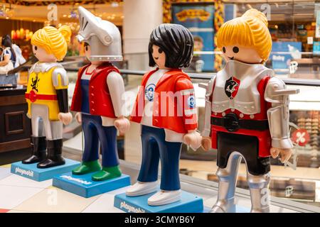 Berlin, Deutschland - 1. September 2025: Bunte Playmobil Figuren stehen in einem beliebten Einkaufsviertel in Berlin. Familien und Kinder bewundern das verspielte d Stockfoto