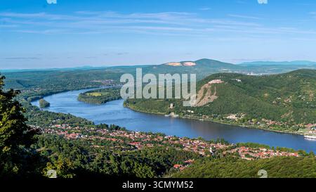 Panoramablick auf die Donaukurve in Ungarn, Nagymaros und Visegrad Stadt sind auf diesem Foto zu sehen Stockfoto
