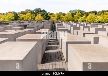 Berlin, Deutschland - 1. September 2025: Besucher erkunden das Denkmal für die ermordeten Juden Europas in Berlin. Das Bild fängt einen ruhigen Moment inmitten von t ein Stockfoto