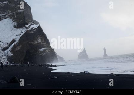 Malerischer Blick auf Islands Reynisfjara Black Sand Shoreline Stockfoto