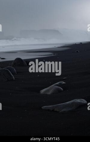 Stürmische Wellen am Reynisfjara Black Beach, Island Stockfoto