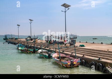 Sri Lanka - Weligama - Angelsteg - traditionelle Boote liegen am Pier an Stockfoto