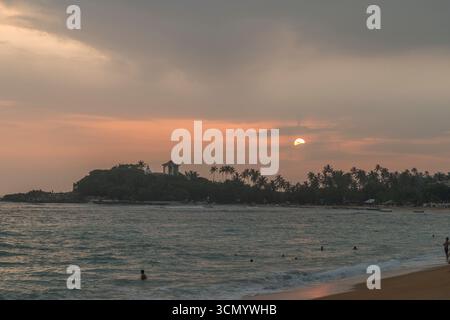 Sri Lanka - Unawatuna - Strand - Schwimmer im goldenen Sonnenuntergang Stockfoto