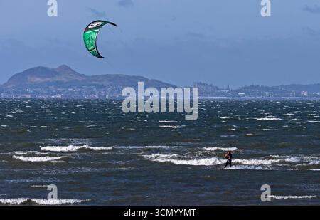 Longniddry, East Lothian, Schottland, Großbritannien. 18. September 2025. Starker böiger Wind auf den abgehackten Gewässern des Firth of Forth für Kitesurfen, Wind 37 km/h. Eacing gegen die eintretende Flut, was sie aufgrund der felsigen Küste ungeeignet macht. Quelle: Arch White/Alamy Live News. Stockfoto