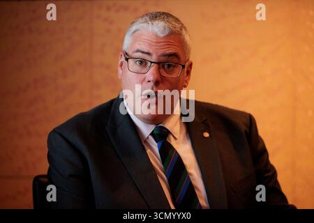 DUP-Leiter Gavin Robinson, MP, spricht mit PA Media im DUP-Hauptquartier an der Dundela Avenue in Belfast. Bilddatum: Donnerstag, 18. September 2025. Stockfoto