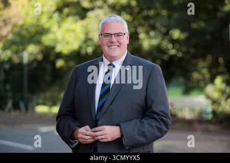 DUP-Leiter Gavin Robinson, MP, spricht mit PA Media im DUP-Hauptquartier an der Dundela Avenue in Belfast. Bilddatum: Donnerstag, 18. September 2025. Stockfoto