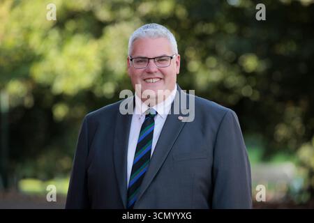 DUP-Leiter Gavin Robinson, MP, spricht mit PA Media im DUP-Hauptquartier an der Dundela Avenue in Belfast. Bilddatum: Donnerstag, 18. September 2025. Stockfoto