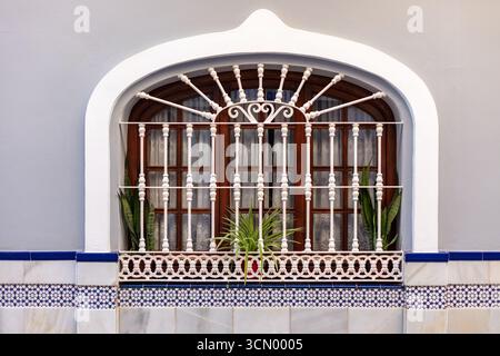 Fuengirola, Malaga, Andalusien, Spanien. 3. September 2025. Traditionelles Fenster mit Bars und Pflanzen Stockfoto