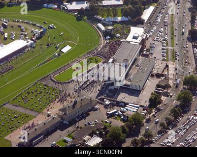 Aus der Vogelperspektive der Doncaster Racecourse während des St. Leger Renntreffens. Pferde, Jockeys, Besitzer etc. Kann man im Paradering sehen. Stockfoto