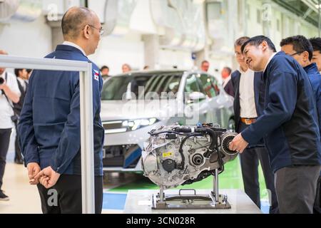 Pisek, Tschechische Republik. September 2025. Aisin Europe Manufacturing Czech hat heute eine neue Halle in Pisek eröffnet, in die es am 18. September 2025 in Pisek (Tschechische Republik) 4,5 Mrd. Kcc einschließlich Technologie investiert und Motoren für BMW Elektrofahrzeuge produzieren wird. Quelle: Petr Skrivanek/CTK Photo/Alamy Live News Stockfoto