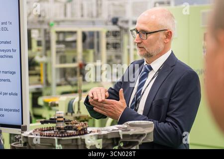 Pisek, Tschechische Republik. September 2025. Aisin Europe Manufacturing Czech hat heute eine neue Halle in Pisek eröffnet, in die es am 18. September 2025 in Pisek (Tschechische Republik) 4,5 Mrd. Kcc einschließlich Technologie investiert und Motoren für BMW Elektrofahrzeuge produzieren wird. Das Bild zeigt Zdenek Rataj, Präsident der Fabrik Pisek. Quelle: Petr Skrivanek/CTK Photo/Alamy Live News Stockfoto