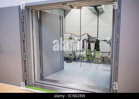 Pisek, Tschechische Republik. September 2025. Aisin Europe Manufacturing Czech hat heute eine neue Halle in Pisek eröffnet, in die es am 18. September 2025 in Pisek (Tschechische Republik) 4,5 Mrd. Kcc einschließlich Technologie investiert und Motoren für BMW Elektrofahrzeuge produzieren wird. Quelle: Petr Skrivanek/CTK Photo/Alamy Live News Stockfoto
