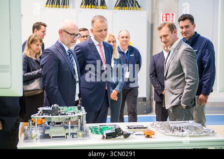 Pisek, Tschechische Republik. September 2025. Aisin Europe Manufacturing Czech hat heute eine neue Halle in Pisek eröffnet, in die es am 18. September 2025 in Pisek (Tschechische Republik) 4,5 Mrd. Kcc einschließlich Technologie investiert und Motoren für BMW Elektrofahrzeuge produzieren wird. Von links nach vorne Präsident des Werks Pisek Zdenek Rataj, Jan Michal, CEO Czechinvest und Axel Sander, Vizepräsident von BMW für Liefernetz. Quelle: Petr Skrivanek/CTK Photo/Alamy Live News Stockfoto