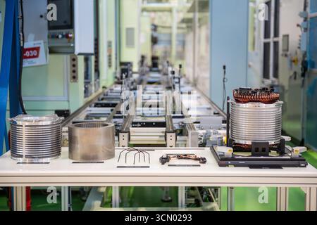 Pisek, Tschechische Republik. September 2025. Aisin Europe Manufacturing Czech hat heute eine neue Halle in Pisek eröffnet, in die es am 18. September 2025 in Pisek (Tschechische Republik) 4,5 Mrd. Kcc einschließlich Technologie investiert und Motoren für BMW Elektrofahrzeuge produzieren wird. Quelle: Petr Skrivanek/CTK Photo/Alamy Live News Stockfoto