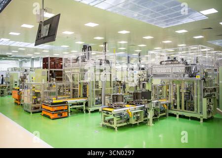 Pisek, Tschechische Republik. September 2025. Aisin Europe Manufacturing Czech hat heute eine neue Halle in Pisek eröffnet, in die es am 18. September 2025 in Pisek (Tschechische Republik) 4,5 Mrd. Kcc einschließlich Technologie investiert und Motoren für BMW Elektrofahrzeuge produzieren wird. Quelle: Petr Skrivanek/CTK Photo/Alamy Live News Stockfoto