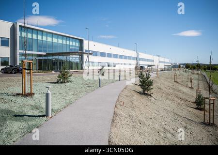 Pisek, Tschechische Republik. September 2025. Aisin Europe Manufacturing Czech hat heute eine neue Halle in Pisek eröffnet, in die es am 18. September 2025 in Pisek (Tschechische Republik) 4,5 Mrd. Kcc einschließlich Technologie investiert und Motoren für BMW Elektrofahrzeuge produzieren wird. Quelle: Petr Skrivanek/CTK Photo/Alamy Live News Stockfoto