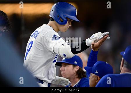 Los Angeles, Vereint Staaten. September 2025. Los Angeles Dodgers Shohei Ohtani (17) wird von Trainer Dave Roberts gratuliert, nachdem er am Mittwoch, den 17. September 2025, im achten Inning gegen die Philadelphia Phillies im Dodger Stadium in Los Angeles einen Homerun getroffen hat. Foto: John McCoy/UPI Credit: UPI/Alamy Live News Stockfoto