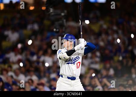 Los Angeles, Vereint Staaten. September 2025. Shohei Ohtani (17) macht sich bereit, im achten Inning gegen die Philadelphia Phillies am Mittwoch, den 17. September 2025, im Dodger Stadium in Los Angeles anzutreten. Foto: John McCoy/UPI Credit: UPI/Alamy Live News Stockfoto