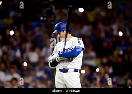 Los Angeles, Vereint Staaten. September 2025. Der Spieler Shohei Ohtani (17) der Los Angeles Dodgers stellt sich am Mittwoch, den 17. September 2025, im achten Inning im Dodger Stadium in Los Angeles gegen die Philadelphia Phillies vor. Foto: John McCoy/UPI Credit: UPI/Alamy Live News Stockfoto