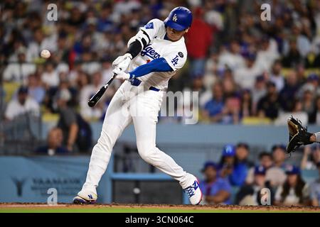 Los Angeles, Vereint Staaten. September 2025. Shohei Ohtani (17) der Los Angeles Dodgers-Zweiwegespieler Shohei Ohtani (17) schlägt im 8. Inning gegen die Philadelphia Phillies am Mittwoch, den 17. September 2025, im Dodger Stadium in Los Angeles einen Homerun. Foto: John McCoy/UPI Credit: UPI/Alamy Live News Stockfoto