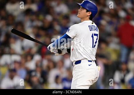Los Angeles, Vereint Staaten. September 2025. Shohei Ohtani (17) der Los Angeles Dodgers-Zweiwegespieler Shohei Ohtani (17) schlägt im 8. Inning gegen die Philadelphia Phillies am Mittwoch, den 17. September 2025, im Dodger Stadium in Los Angeles einen Homerun. Foto: John McCoy/UPI Credit: UPI/Alamy Live News Stockfoto