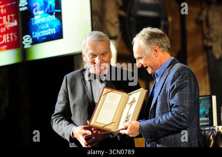 Prag, Tschechische Republik. September 2025. Der erfolgreiche US-Autor Dan Brown (r) präsentierte seinen neuesten Thriller „das Geheimnis der Geheimnisse“ in der Spiegelkapelle des Clementinum, einem ehemaligen Jesuitenkolleg in Prag. Der Bürgermeister von Prag, Bohuslav Svoboda, überreichte ihm bei dieser Gelegenheit symbolisch die Schlüssel für die Stadt. Quelle: Michael Heitmann/dpa/Alamy Live News Stockfoto