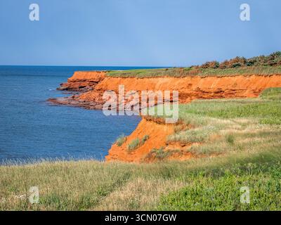Raue rote Sandsteinfelsen im Prince Edward Island National Park an der Nordküste von Prince Edward Island Kanada Stockfoto