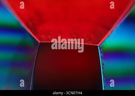 Makroabstrakt geometrischer Seifenfilm mit Interferenzmustern in leuchtendem Rot und schillerndem Regenbogen Stockfoto