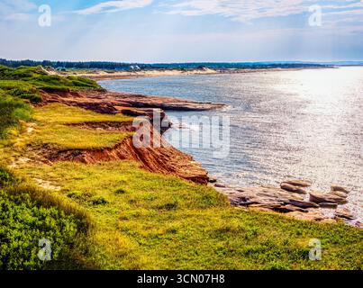 Raue rote Sandsteinfelsen im Prince Edward Island National Park an der Nordküste von Prince Edward Island Kanada Stockfoto