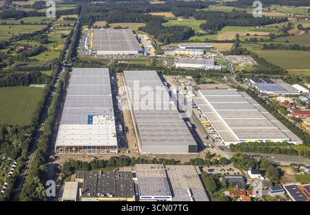 Große Lagerhäuser in einem Industriegebiet, eingerahmt von Feldern und verstreuten Bäumen, Luftaufnahme Werl Übersicht, Amazon Vertriebszentrum Werne, Werne, Nort Stockfoto