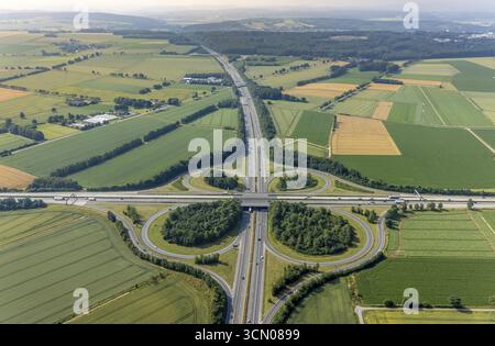 Luftaufnahme, Autobahndreieck Werl, A44 und A445, Werl, Soester Boerde, Nordrhein-Westfalen, Deutschland, Autobahn A44, Autobahn A445, Autobahnkreuzung Stockfoto