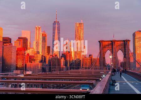 Manhattan, New York, USA - 1. November 2017 - die Brooklyn Bridge und die Skyline von Manhattan bei Sonnenaufgang Stockfoto
