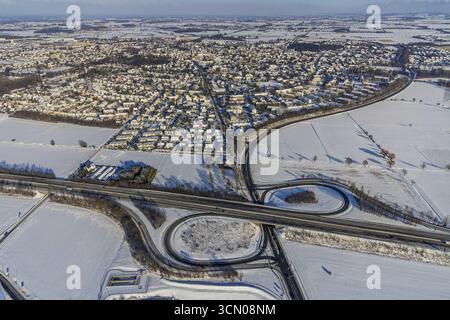 Luftaufnahme, Übersicht Werl, Autobahnkreuz AS59 Werl-Zentrum an der Autobahn A445, Parkplatz Werl-Büderich, Winter, Schnee, Werl, Soester Boerde, Nort Stockfoto