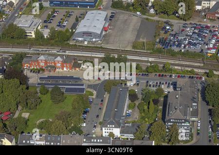 Luftansicht, Bahnhof Schwelm mit rotem Bahnhofsgebäude und Busbahnhof mit Sonnendach und YNS Arena Eventhalle Schwelm in Schwelm, Ruhrgebiet Stockfoto