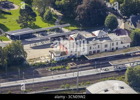 Luftaufnahme, Bahnhof Schwelm mit rotem Bahnhofsgebäude und Busbahnhof mit Sonnendach in Schwelm, Ruhrgebiet, Nordrhein-Westfalen, Deutschland Stockfoto