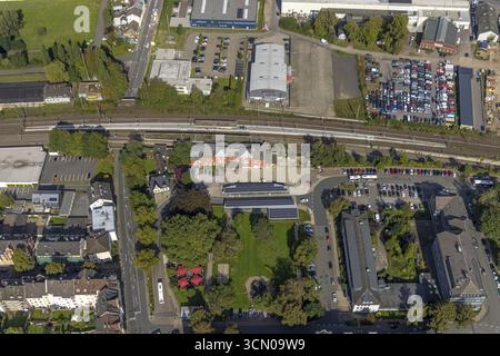 Luftansicht, Bahnhof Schwelm mit rotem Bahnhofsgebäude und Busbahnhof mit Sonnendach und YNS Arena Eventhalle Schwelm in Schwelm, Ruhrgebiet Stockfoto