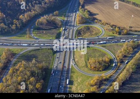 Luftaufnahme, Westhofener Kreuz der Autobahn A1 und A45 im Stadtteil Westhofen Schwerte, Ruhrgebiet, Nordrhein-Westfalen, Deutschland, Stockfoto