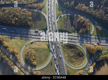 Luftaufnahme, Westhofener Kreuz der Autobahn A1 und A45 im Stadtteil Westhofen Schwerte, Ruhrgebiet, Nordrhein-Westfalen, Deutschland, Stockfoto