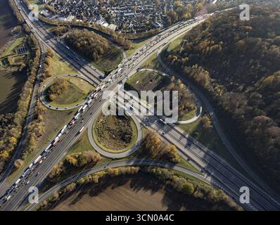 Luftaufnahme, Westhofener Kreuz der Autobahn A1 und A45 im Stadtteil Westhofen Schwerte, Ruhrgebiet, Nordrhein-Westfalen, Deutschland, Stockfoto