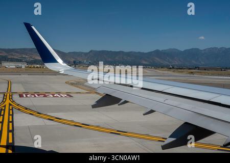 Flugzeuge auf dem Asphalt am Salt Lake City International Airport, Utah, USA 2025 Stockfoto