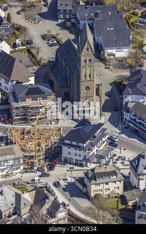 Luftaufnahme, Baustelle, neues Wohn- und Geschäftshaus Bahnhofstraße an der katholischen Pfarrkirche St. Nikolaus, Olsberg, Sauerland Stockfoto