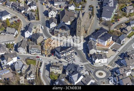 Luftaufnahme, Baustelle, neues Wohn- und Geschäftshaus Bahnhofstraße an der katholischen Pfarrkirche St. Nikolaus, Olsberg, Sauerland Stockfoto
