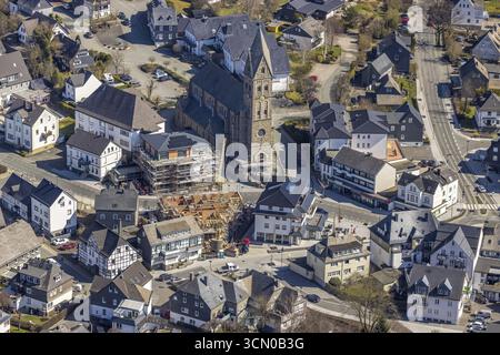 Luftaufnahme, Baustelle, neues Wohn- und Geschäftshaus Bahnhofstraße an der katholischen Pfarrkirche St. Nikolaus, Olsberg, Sauerland Stockfoto