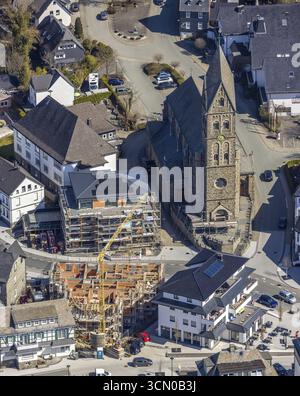 Luftaufnahme, Baustelle, neues Wohn- und Geschäftshaus Bahnhofstraße an der katholischen Pfarrkirche St. Nikolaus, Olsberg, Sauerland Stockfoto