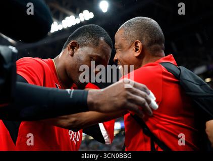 Tokio, Japan. September 2025. Goldmedaillengewinner Keshorn Walcott (L) aus Trinidad und Tobago feiert nach dem Speerwurf der Männer bei den Leichtathletik-Weltmeisterschaften 2025 in Tokio, Japan, 18. September 2025. Quelle: Wang Lili/Xinhua/Alamy Live News Stockfoto