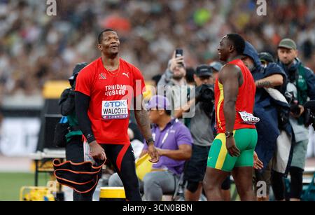 Tokio, Japan. September 2025. Der Goldmedaillengewinner Keshorn Walcott(L) aus Trinidad und Tobago feiert mit dem Silbermedaillengewinner Anderson Peters aus Grenada nach dem Speerwurf der Männer bei den Leichtathletik-Weltmeisterschaften 2025 in Tokio, Japan, 18. September 2025. Quelle: Wang Lili/Xinhua/Alamy Live News Stockfoto