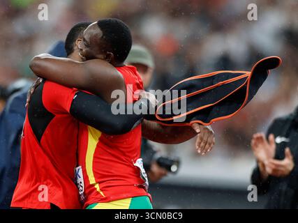 Tokio, Japan. September 2025. Der Goldmedaillengewinner Keshorn Walcott(L) aus Trinidad und Tobago feiert mit dem Silbermedaillengewinner Anderson Peters aus Grenada nach dem Speerwurf der Männer bei den Leichtathletik-Weltmeisterschaften 2025 in Tokio, Japan, 18. September 2025. Quelle: Wang Lili/Xinhua/Alamy Live News Stockfoto