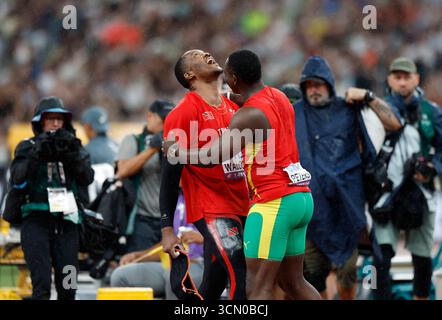Tokio, Japan. September 2025. Der Goldmedaillengewinner Keshorn Walcott(L) aus Trinidad und Tobago feiert mit dem Silbermedaillengewinner Anderson Peters aus Grenada nach dem Speerwurf der Männer bei den Leichtathletik-Weltmeisterschaften 2025 in Tokio, Japan, 18. September 2025. Quelle: Wang Lili/Xinhua/Alamy Live News Stockfoto