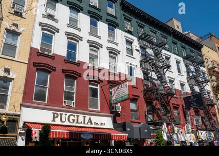 Puglia ist ein altmodisches italienisches Restaurant in Little Italy, 2025, New York City, USA Stockfoto