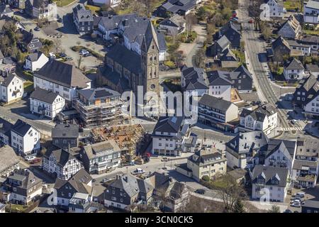 Luftaufnahme, Baustelle, neues Wohn- und Geschäftshaus Bahnhofstraße an der katholischen Pfarrkirche St. Nikolaus, Olsberg, Sauerland Stockfoto